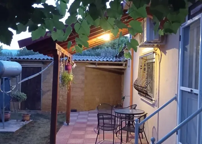 αυλή της ελιάς